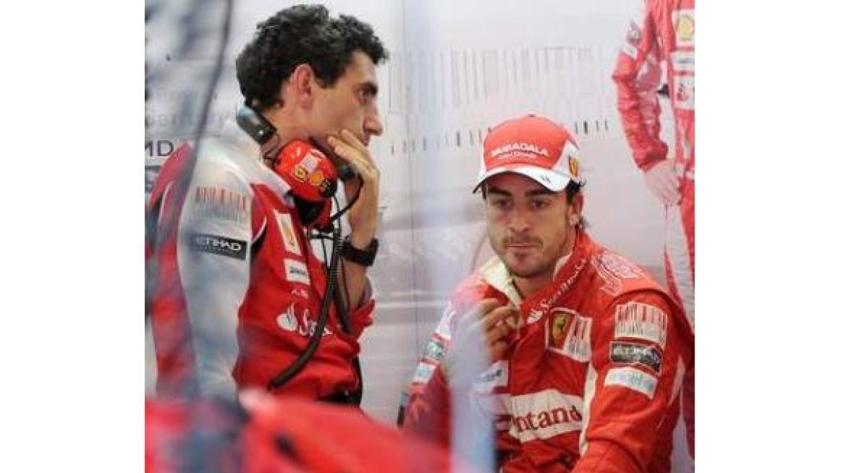 Alonso, pensativo, es el principal referente de Ferrari.