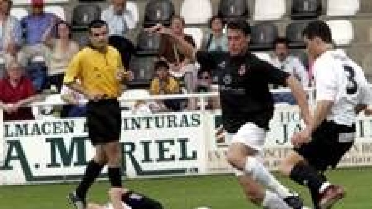 Jorge Cabeza, con el balón en los pies, trata de irse del jugador del Real Unión de Irún Zarzuelo