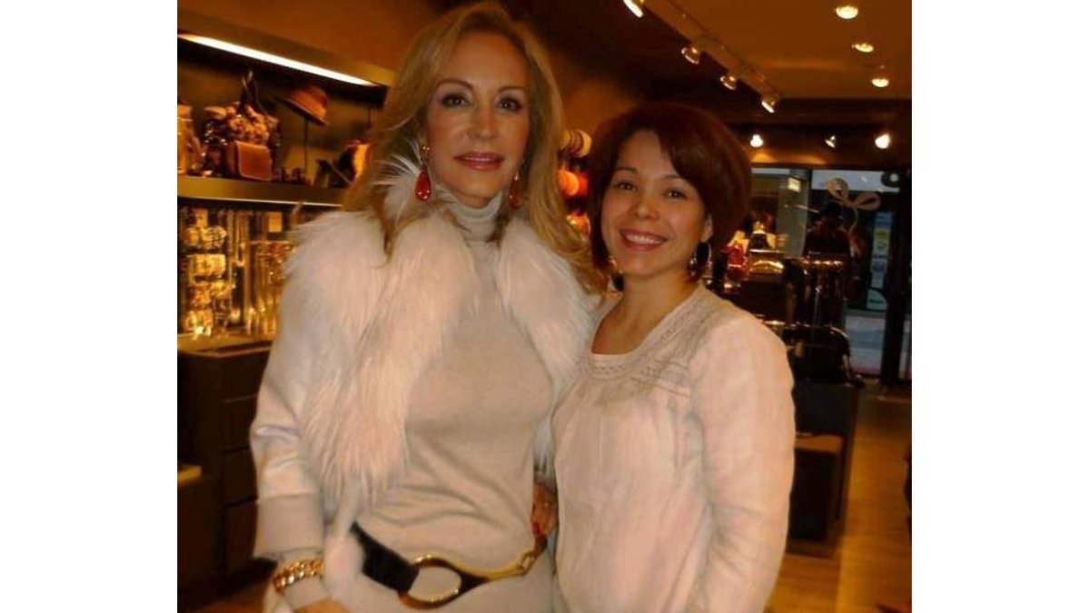 Carmen Lomana, junto a Clara Suárez.