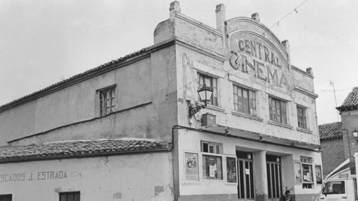 El viejo cines de Valderas y La Robla. JAVIER