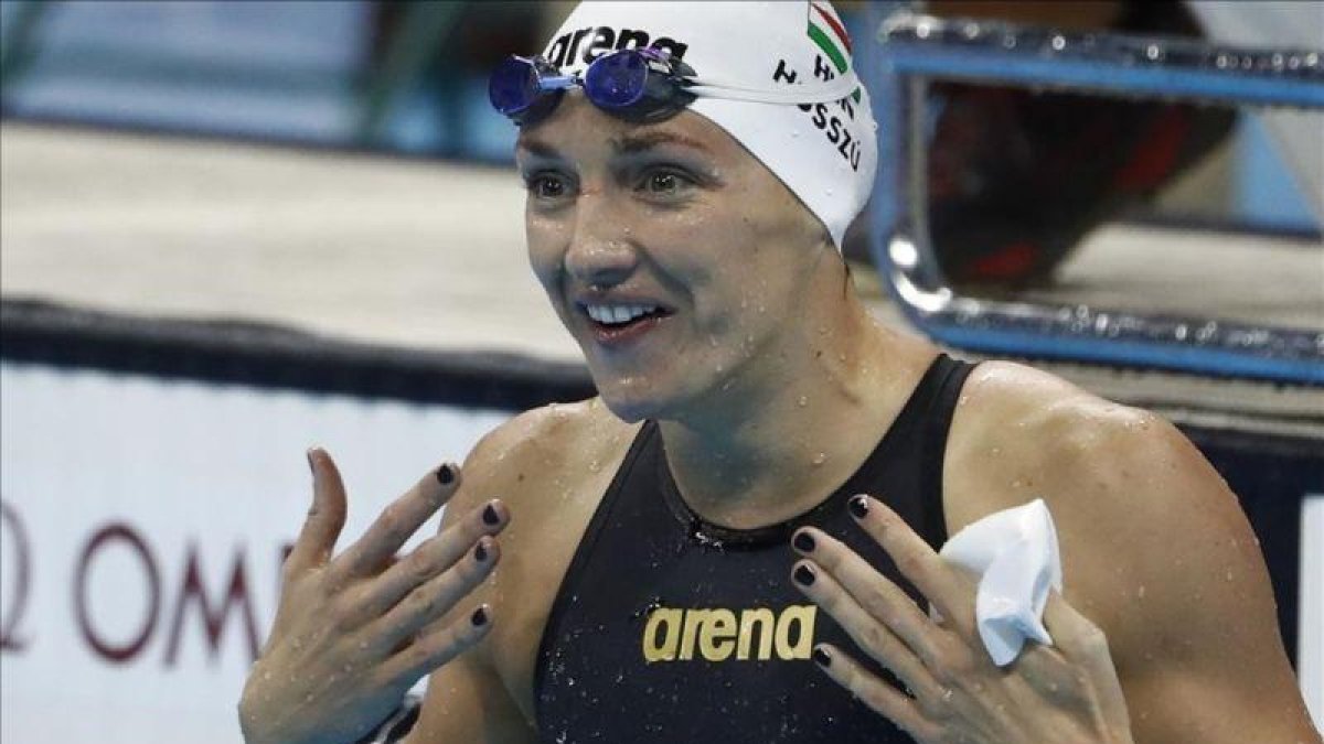 Hosszu reacciona incrédula tras su triunfo en la final de los 100 espalda.
