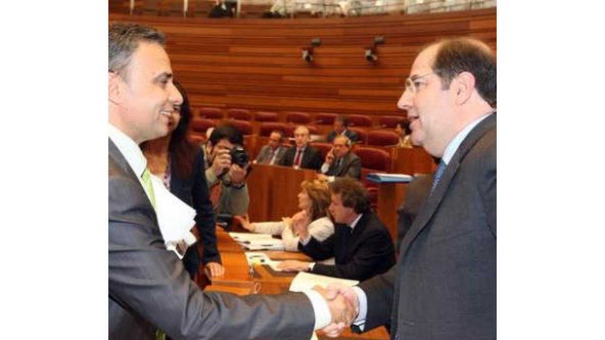 Joaquín Otero y Juan Vicente Herrera se saludan en las Cortes