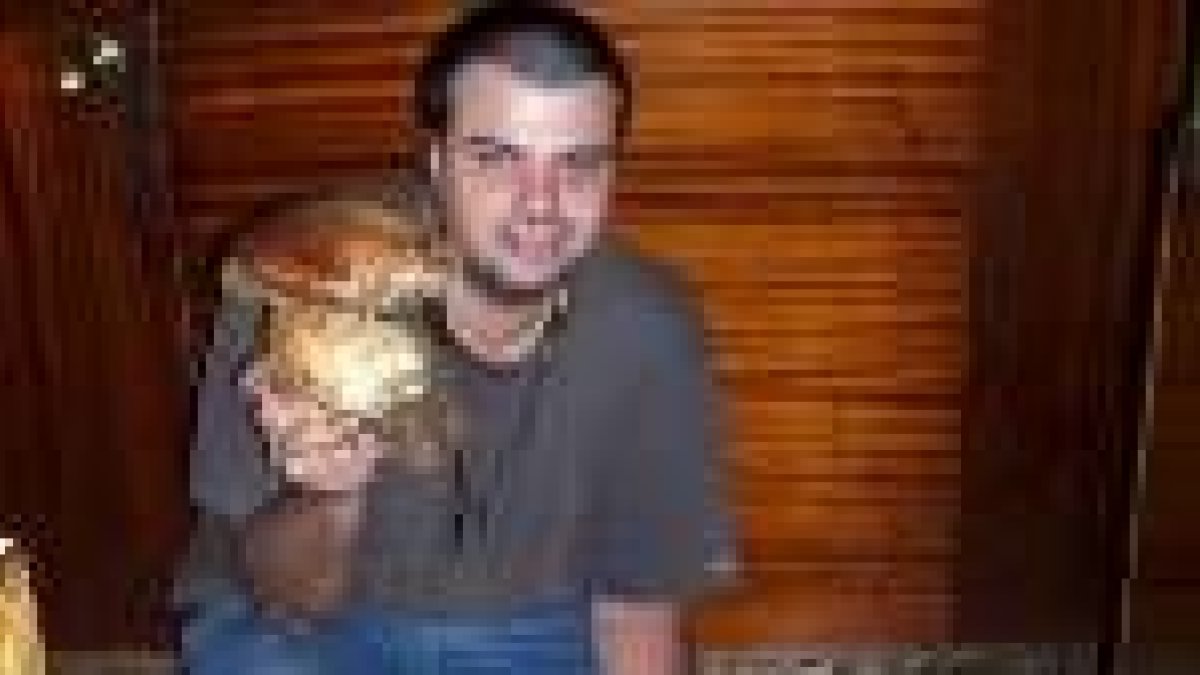 Francesco Storino posa con la seta que encontró el domingo