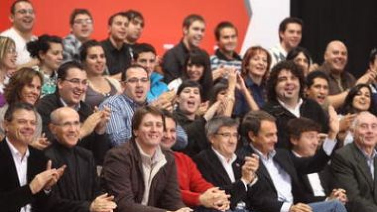 Algunos de los candidatos con Zapatero y los jóvenes que ayer ocuparon la tribuna.