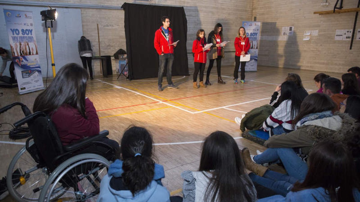 Momento de la lectura del manifiesto en el encuentro de voluntariado joven. FERNANDO OTERO