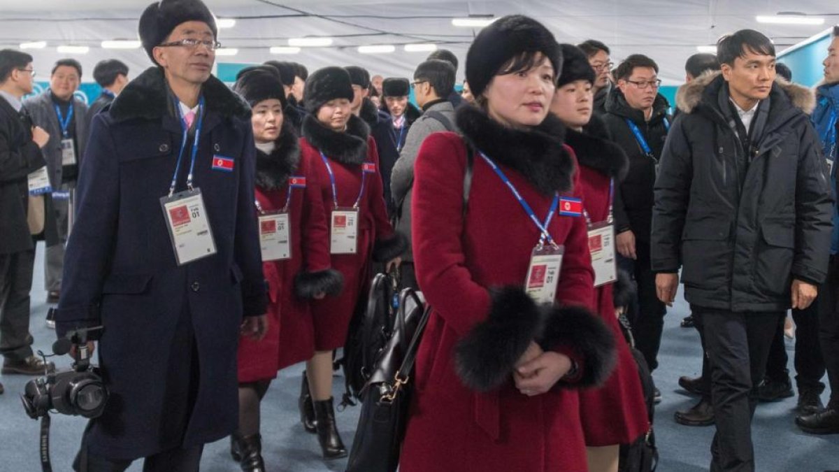 Los atletas de Corea del Norte llegan a Corea del Sur.