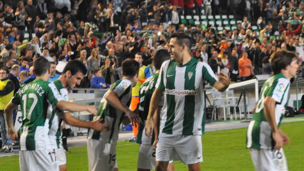 Los jugadores del Córdoba celebran un gol en el partido de Copa ante la Real Sociedad.