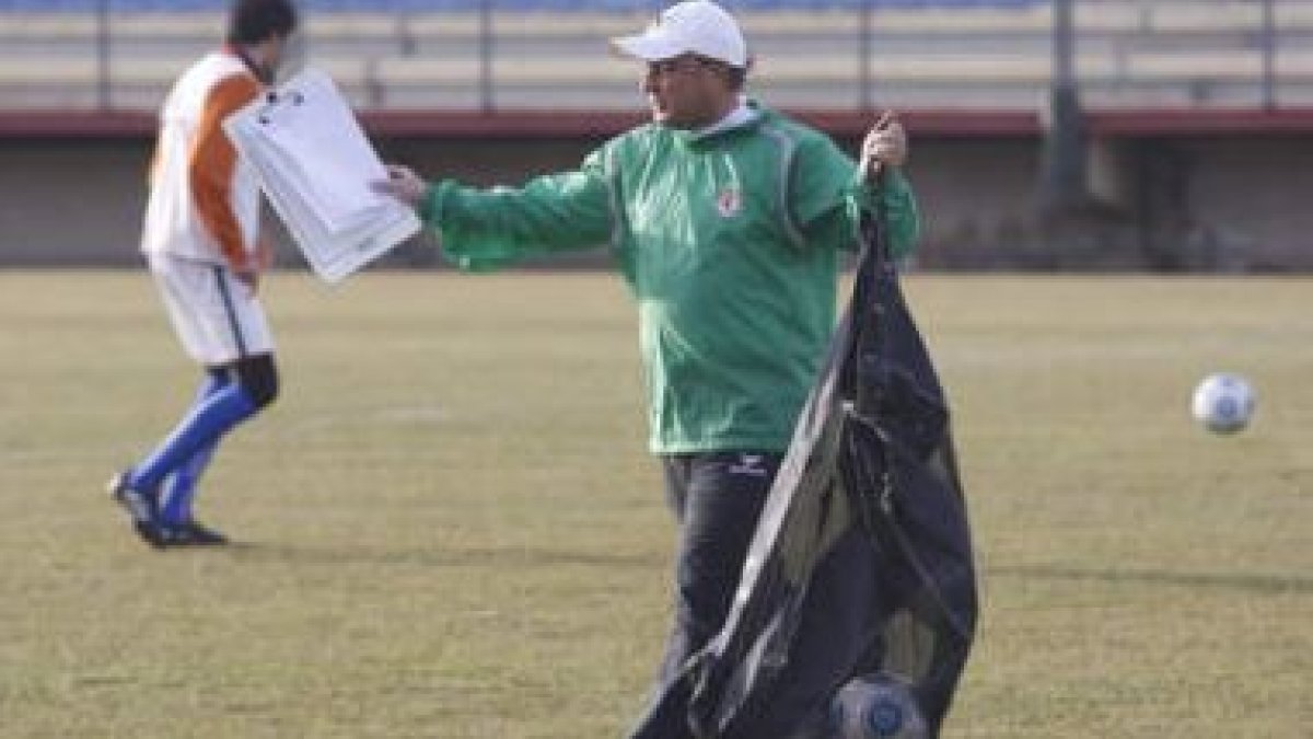 Yosu Uribe dirige un entrenamiento de la Cultural.