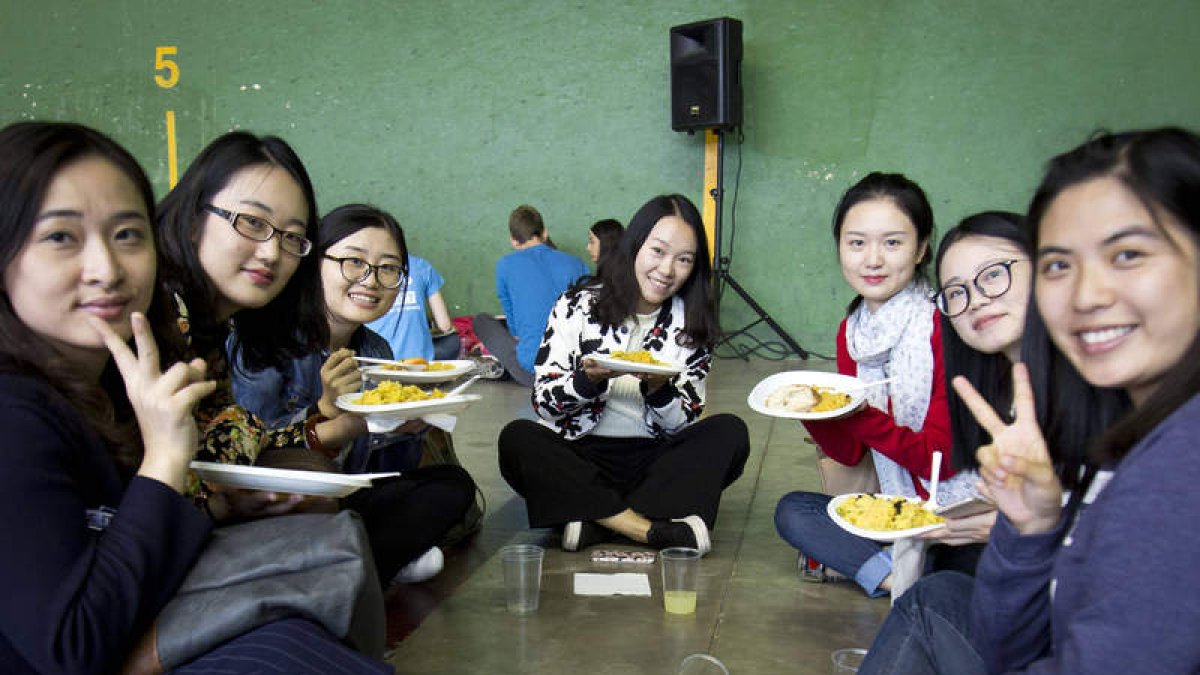 Varias estudiantes asiáticas disfrutan de la paella, ayer en el campus. SARA CAMPOS