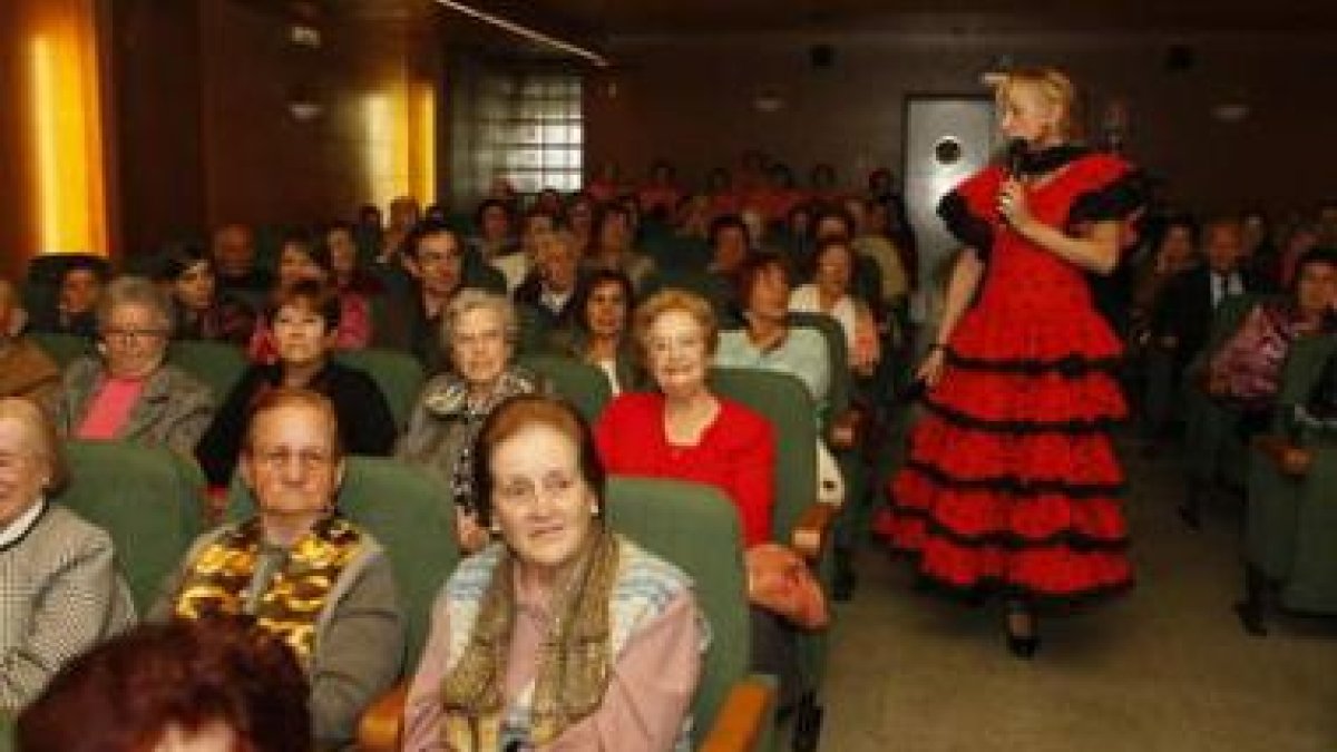 Numeroso público asistió al homenaje a las personas mayores.