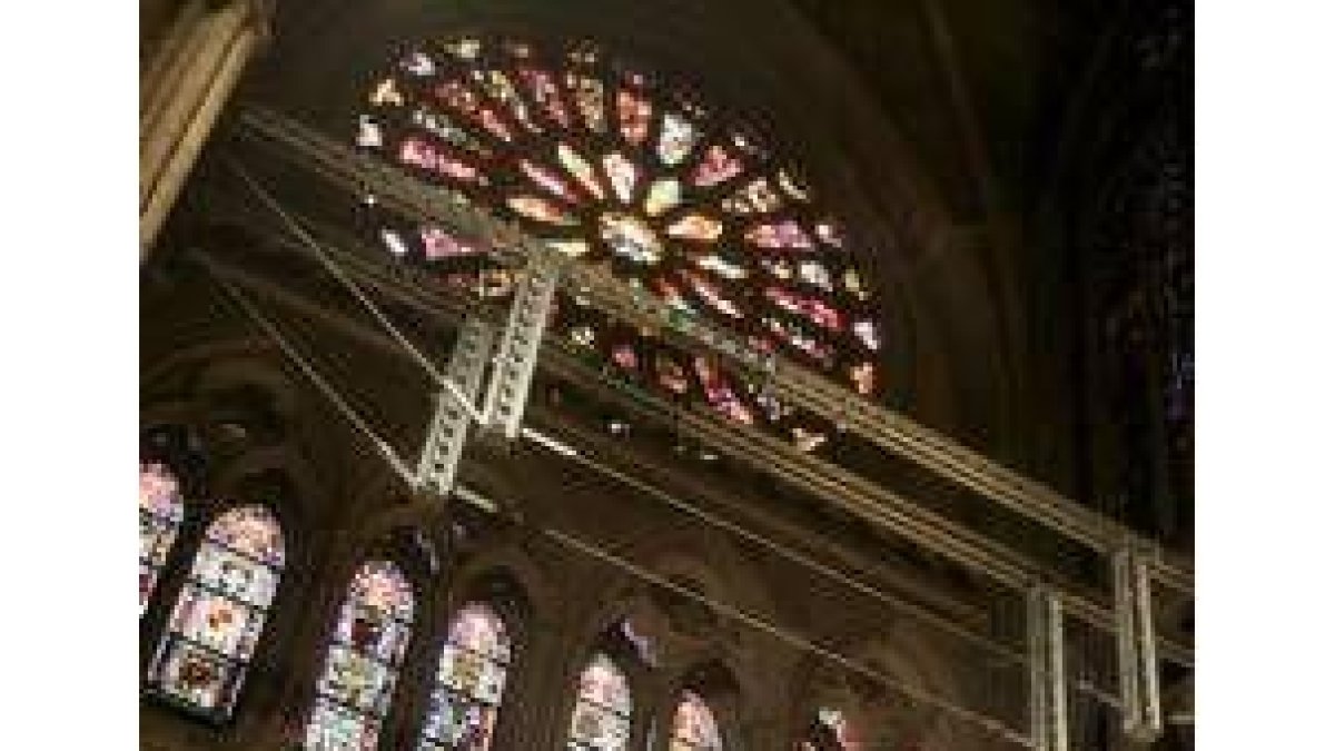 Los ciudadanos casi podrán «tocar» las vidrieras de la Catedral