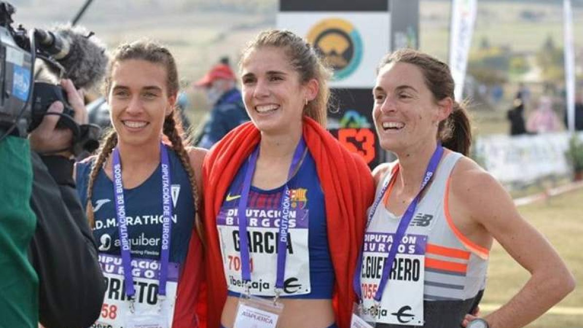 Marta García, en el centro, ganó en el cross corto. GASPAR LUNA