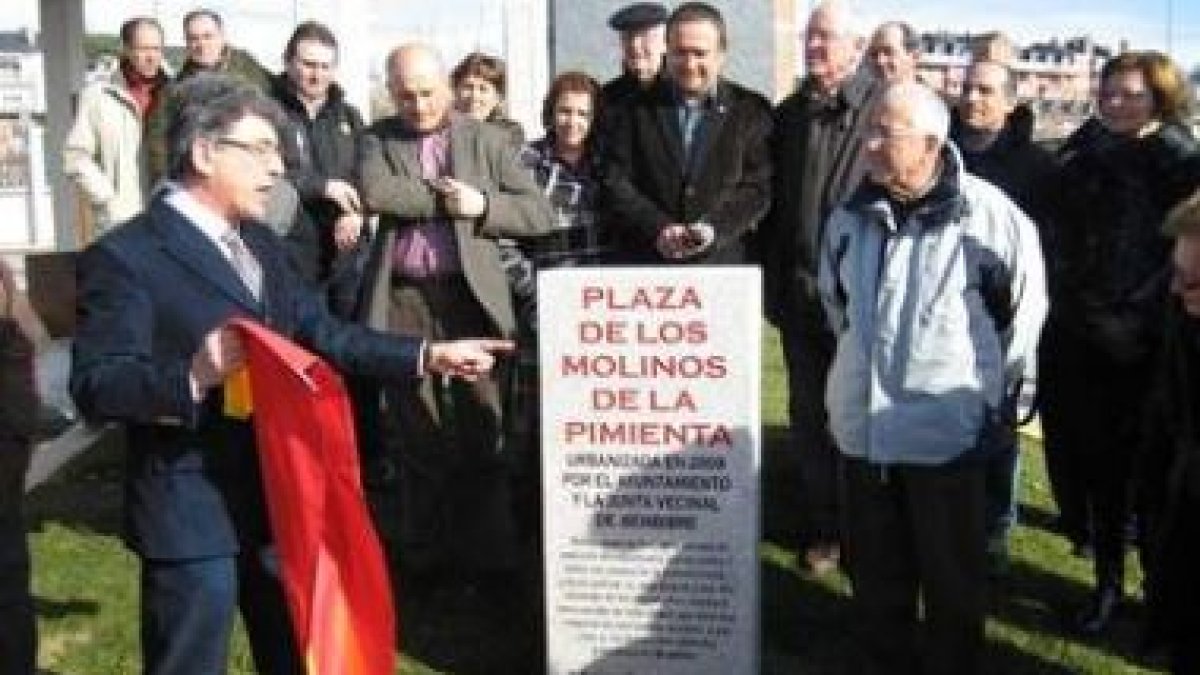 Los representantes del Ayuntamiento y la pedanía, en la inauguración de la plaza.