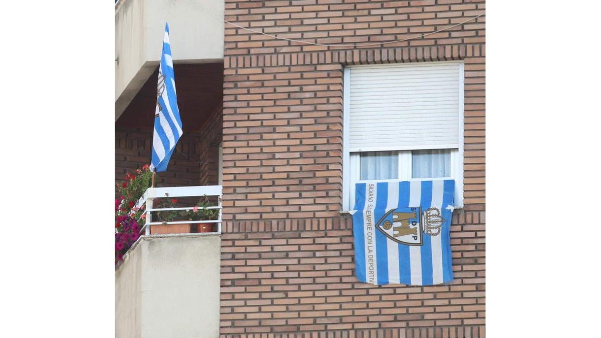 Edificios, escaparates y vehículos comienzan a reflejar la importancia del partido.