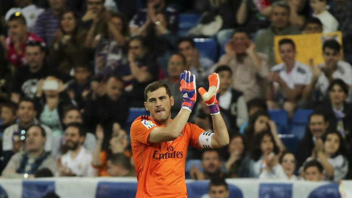 Casillas se despide del Bernabéu en el último partido en casa de la campaña anterior.