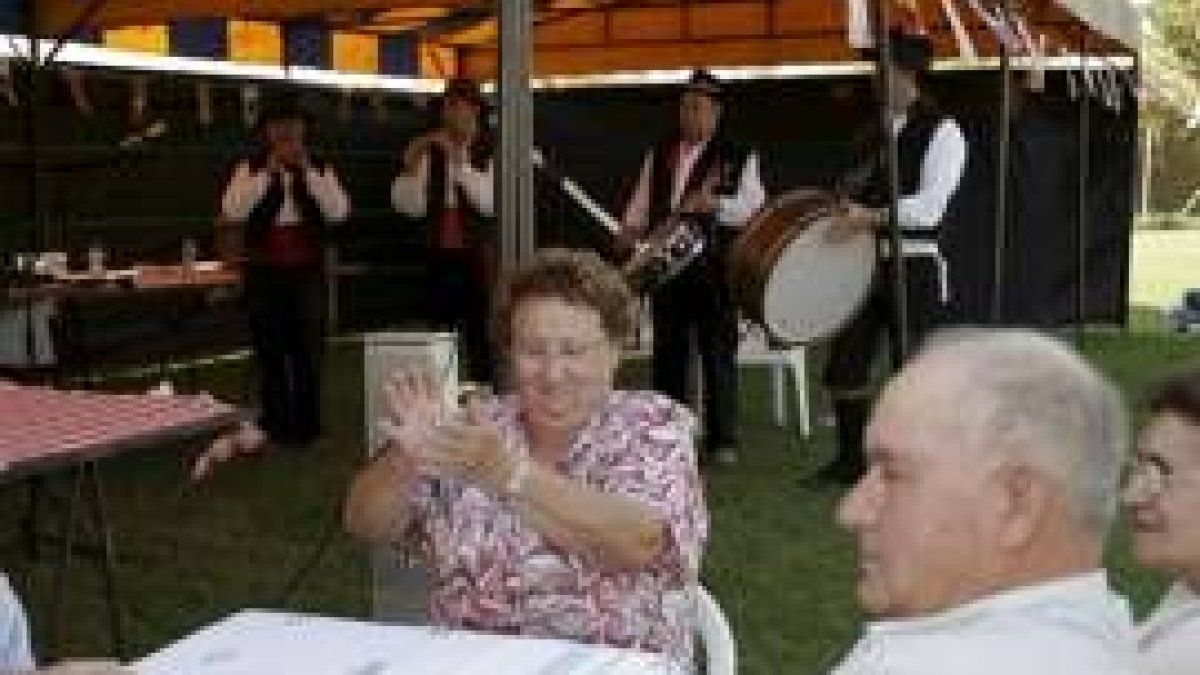 Los asistentes amenizaron la típica partida al ritmo de Los Tolinches