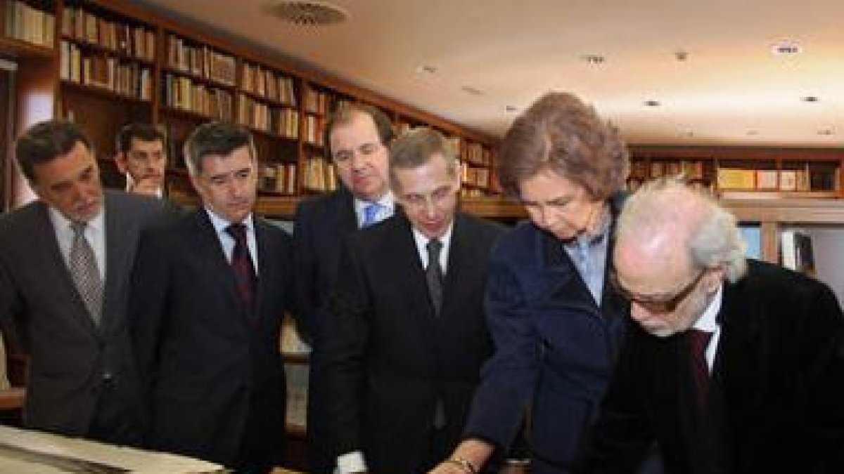 Antonovich, Fernández Santiago, el alcalde, la Reina y Santos Llamas ante un busto de Alejandro Magn