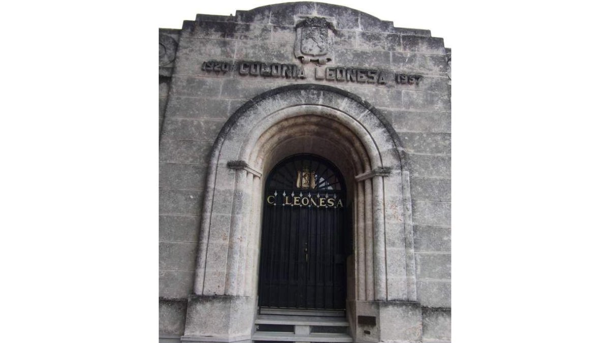 Vista del exterior del Panteón de la Colonia Leonesa. Detalle de la entrada.