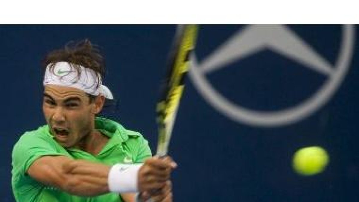 Rafael Nafal devuelve el golpe al estadounidense James Blake durante su partido de la segunda ronda.