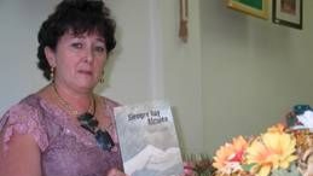 Ampara Sabugo posa con el libro del que es autora, Siempre hay alguien