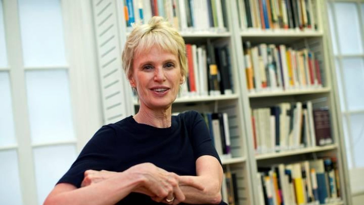 La escritora estadounidense Siri Hustvedt posa durante una rueda de prensa, ayer miércoles