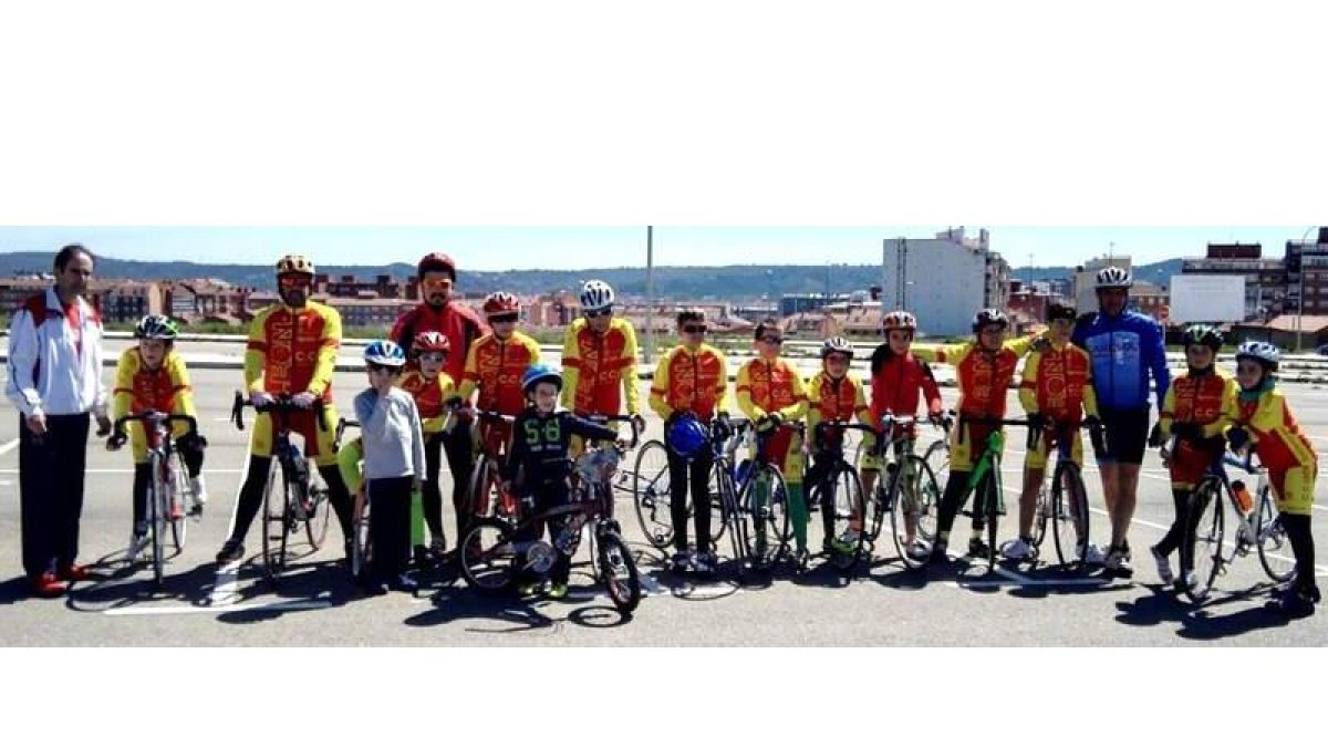 El Club Ciclista León ha brillado en la temporada de BTT y también espera hacerlo con su gran plantel en la de carretera. DL