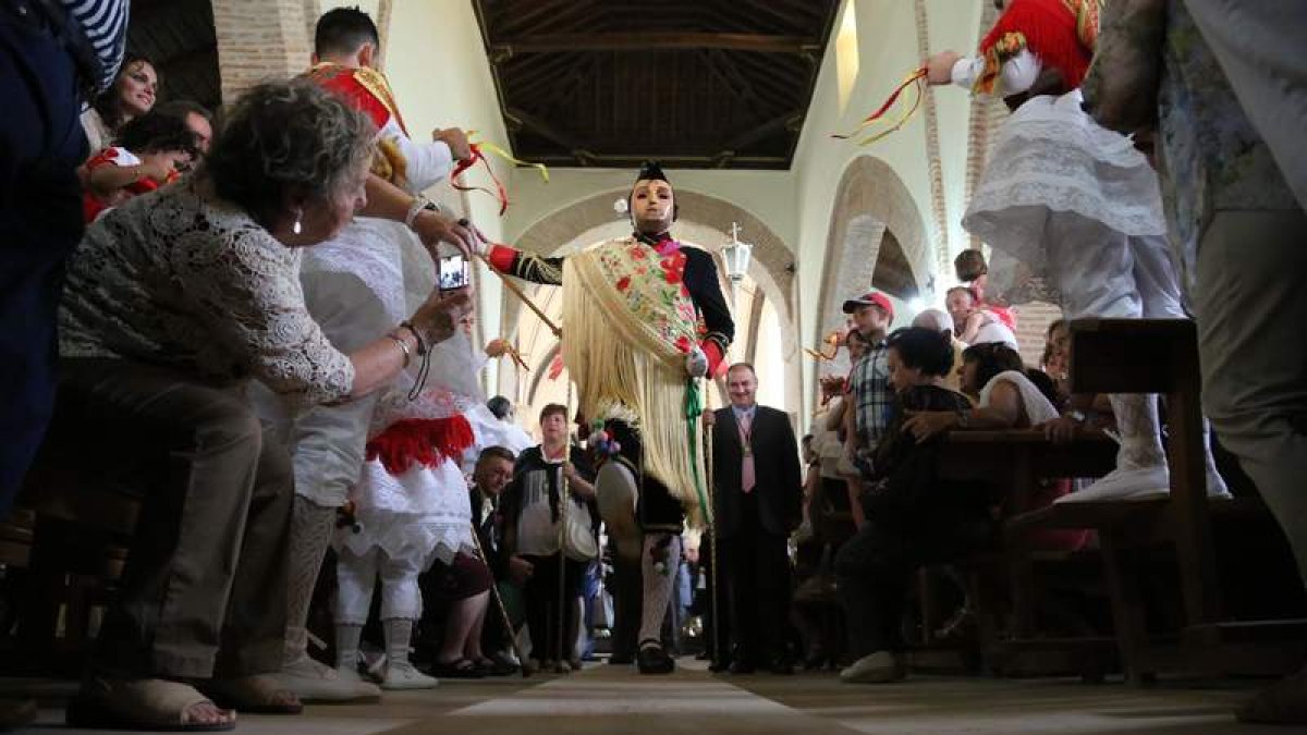 San Sebastián muestra su clásico andar, en una procesión que incluye una talla de la Virgen y danzantes.