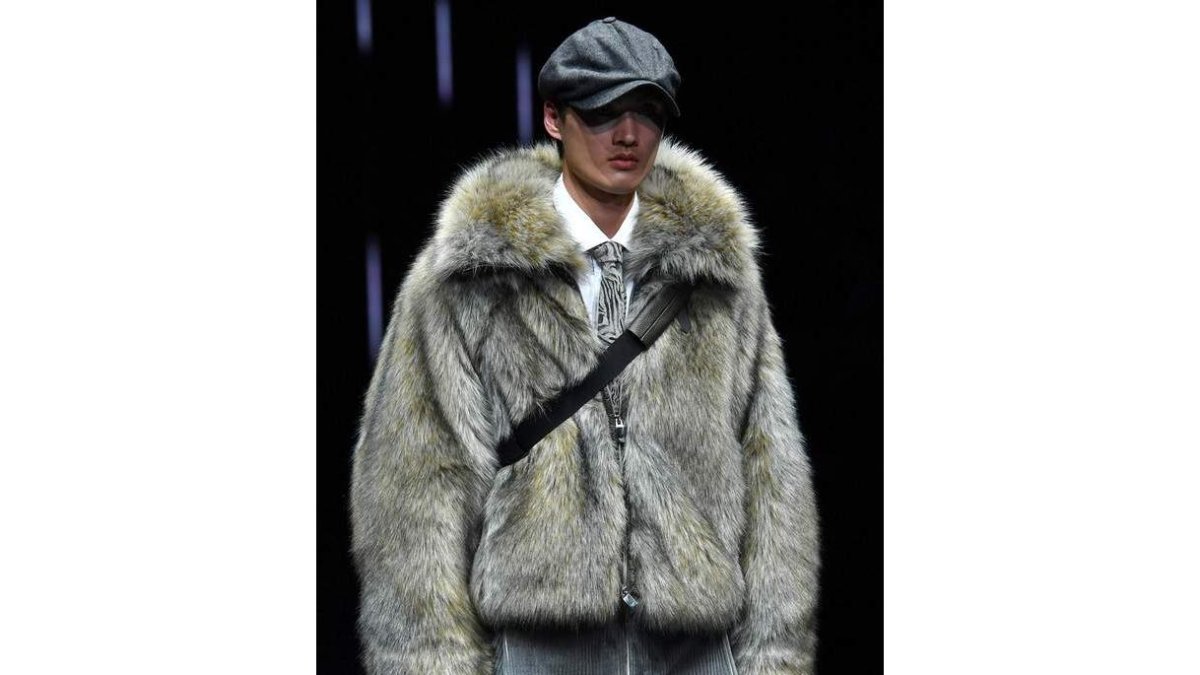 Uno de los modelos de Armani, con cazadora de piel y gorra. DANIEL DAL ZENNARO