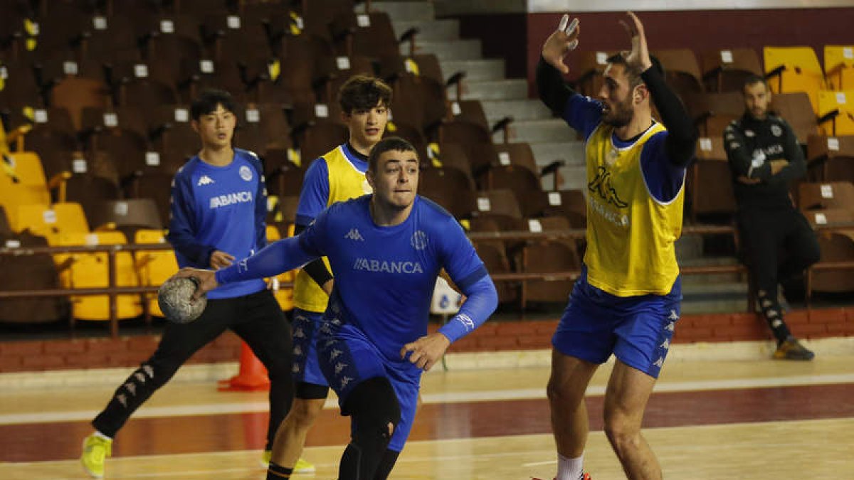 El Ademar tendrá hoy y mañana para preparar el trascendental derbi ante el Valladolid. FERNANDO OTERO