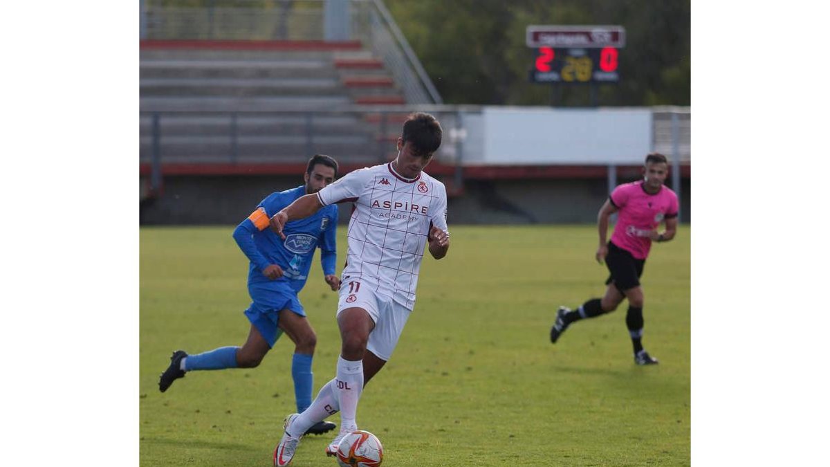 Vallecillo se lleva un balón ante la presencia de un jugador rival. FERNANDO OTERO