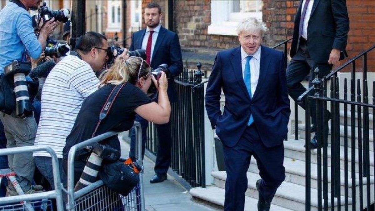 Boris Johnson abandona la oficina central de su campaña en Londres.
