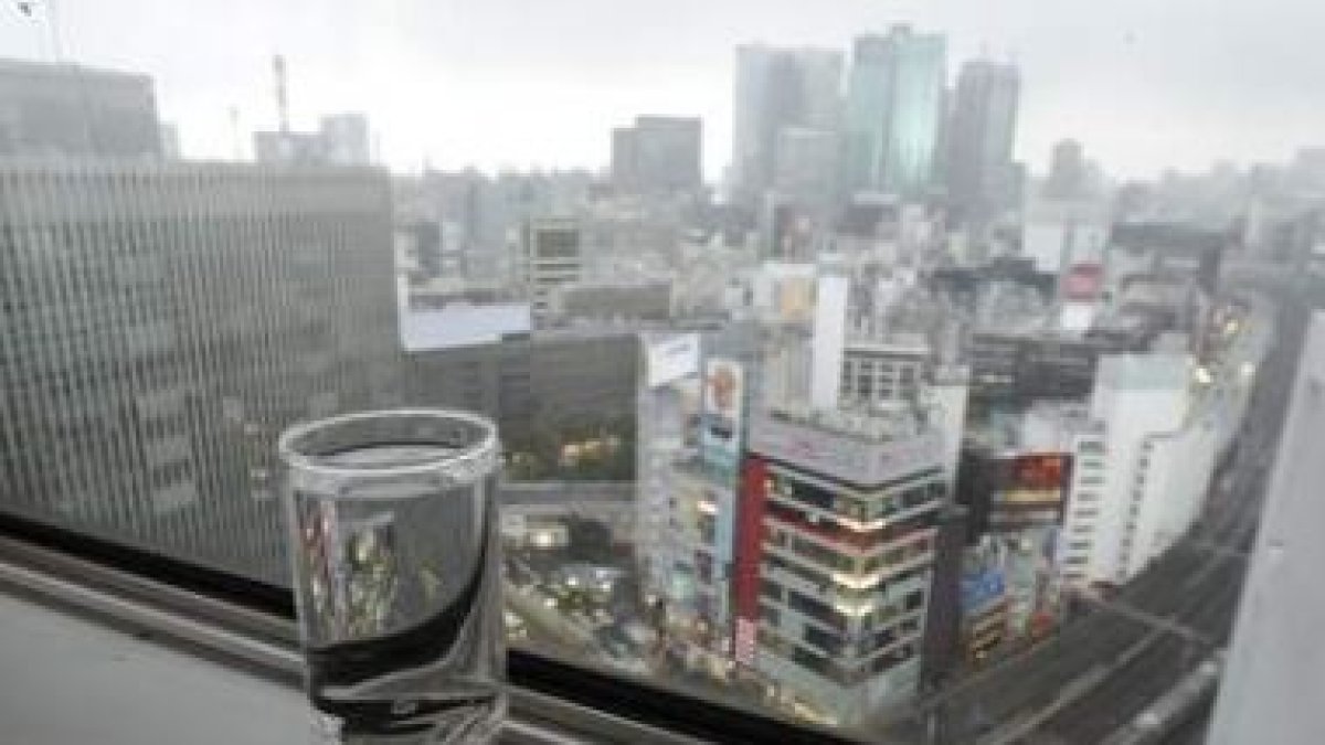 Un vaso de agua, junto a una ventana en un restaurante del centro de Tokio.