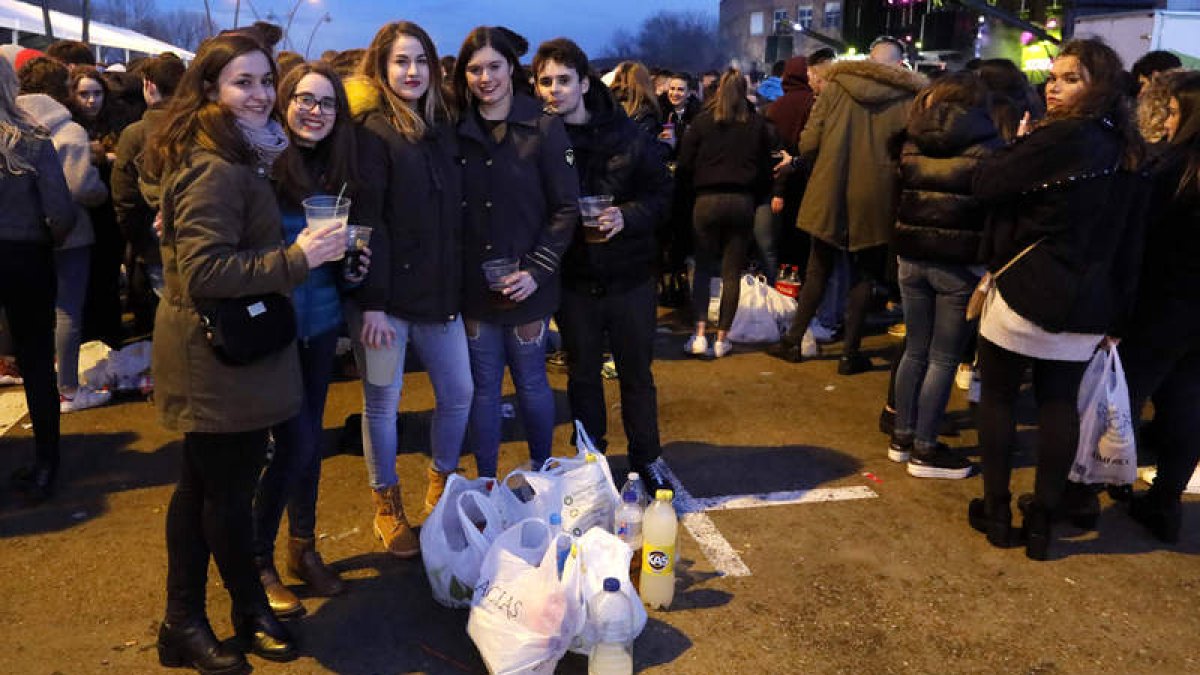 Un grupo de jóvenes en la fiesta de Industriales que se celebró ayer en el aparcamiento de la escuela. MARCIANO PÉREZ