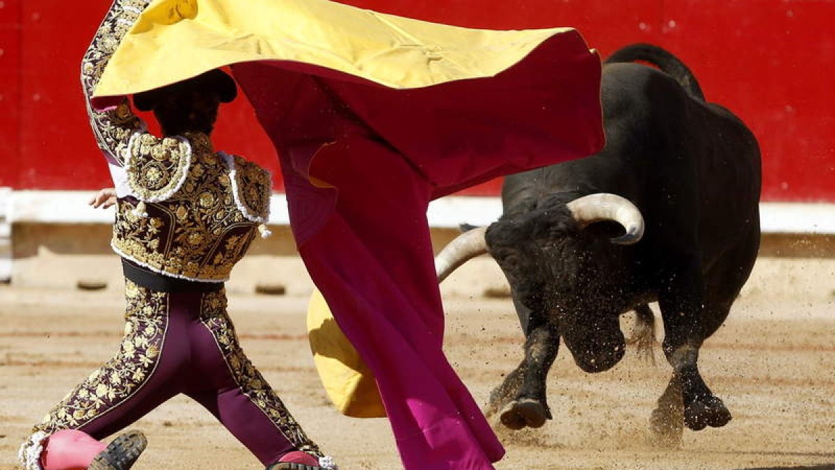 El torero sevillano Manuel Escribano durante la segunda corrida de los pasados Sanfermines.