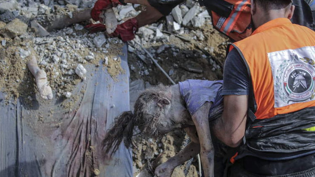 Imagen del cuerpo de una niña palestina tras un bombardeo. MOHAMED SABER