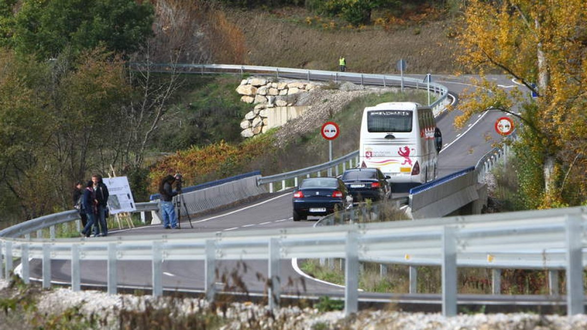 Al fondo de la foto, la zona de la carretera de Friera y el puente que ha repisado. L. DE LA MATA