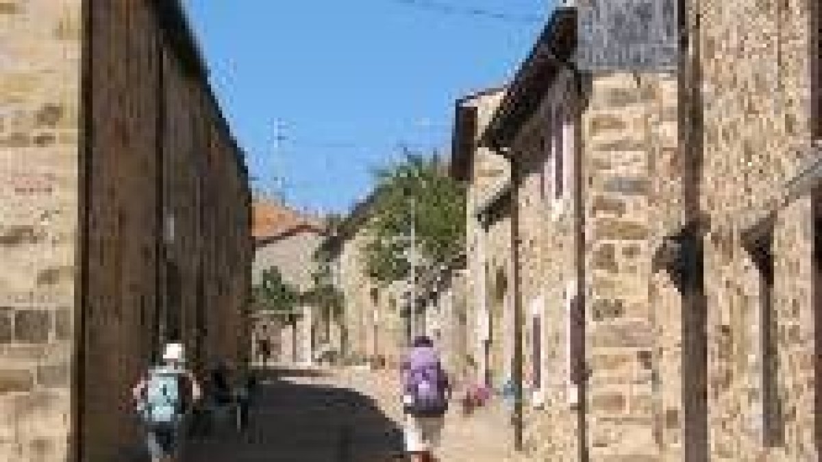 Un grupo de peregrinos atraviesa Rabanal del Camino en una imagen reciente