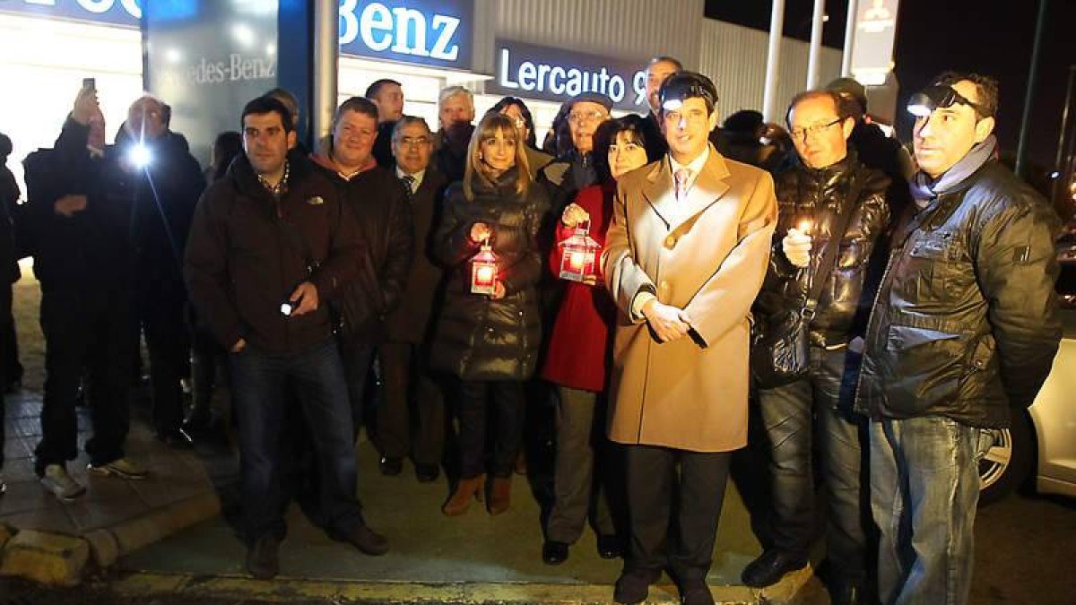 Los manifestantes a primera hora de la noche en el área industrial de Trobajo del Camino.