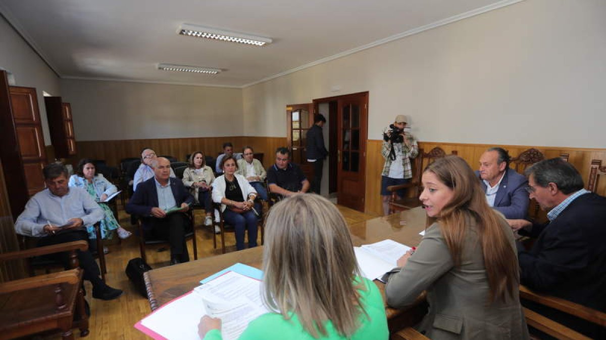 Participantes en la reunión del Consejo Agrario Provincial celebrada en Molinaseca. ANA F. BARREDO