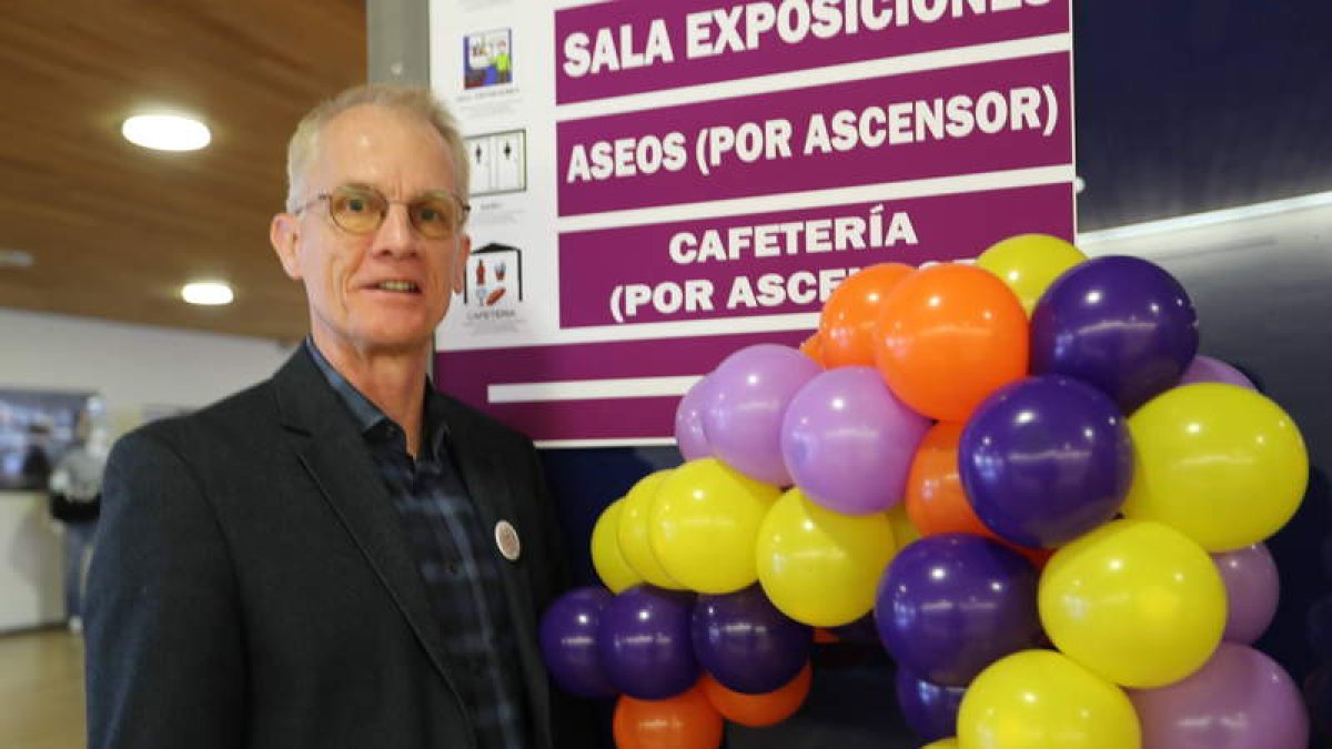 Peter Mundy, uno de los mayores investigadores del comportamiento de las personas autistas, junto a los pictogramas en el hall del Auditorio. RAMIRO