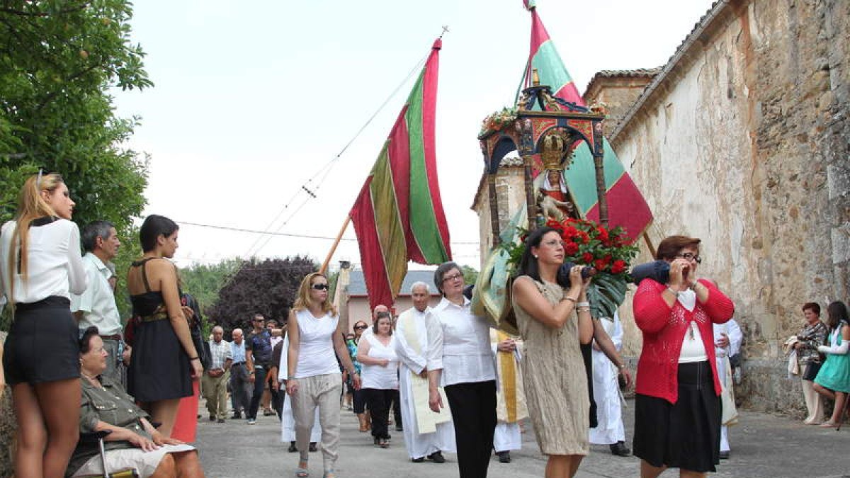 Las mujeres portan a la Virgen de las Angustias en la romería de La Garandilla.