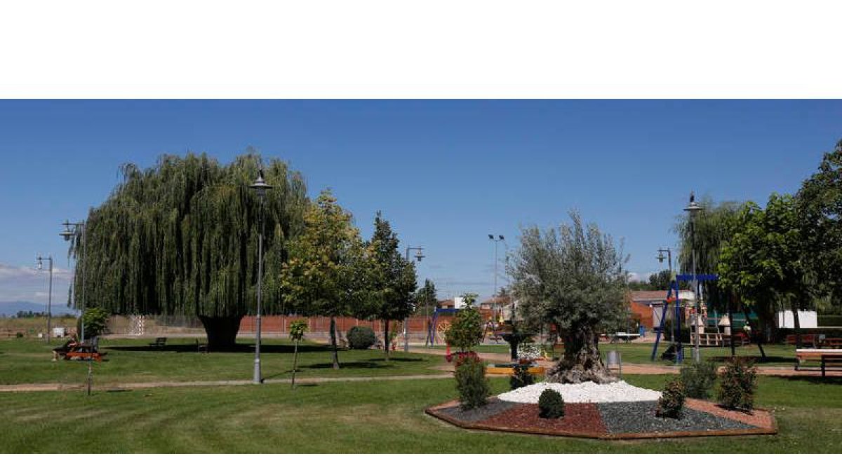 Laguna Dalga, la localidad está preparada para las fiestas estivales. FERNANDO OTERO
