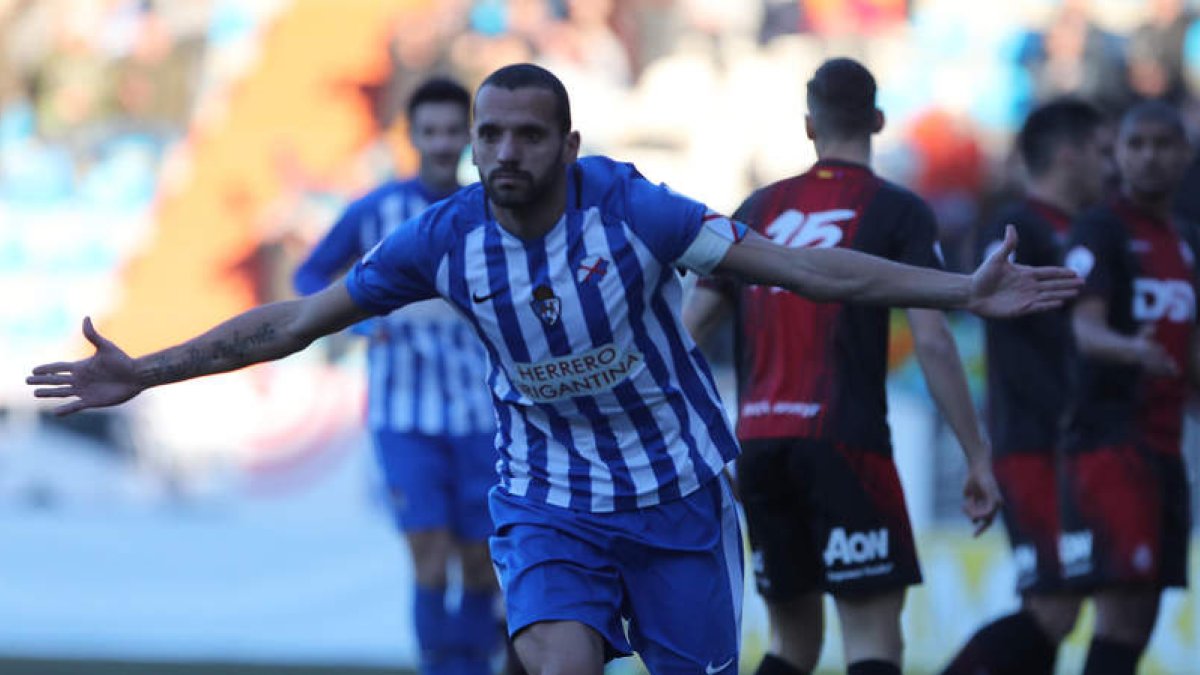 Yuri es un seguro para la Deportiva. En el primer minuto ya anotó. L. DE LA MATA