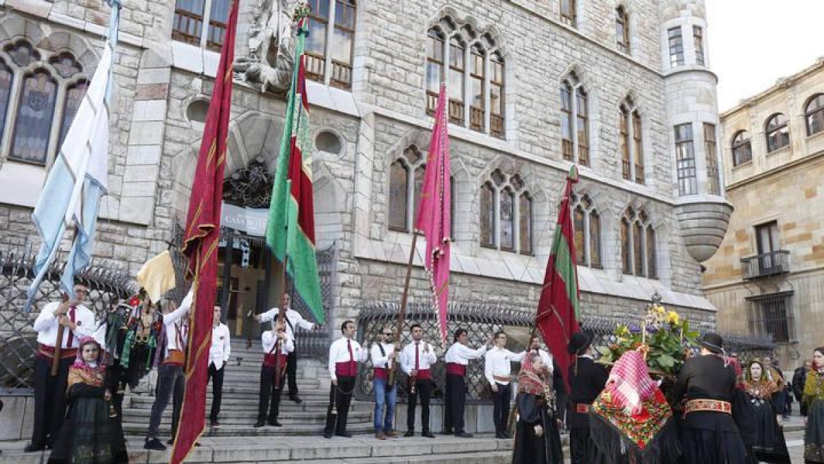 Los pendones junto a la Casa de Botines.