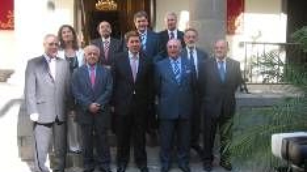 Fernández Santiago junto a los presidentes de varios Parlamentos autonómicos en Tenerife