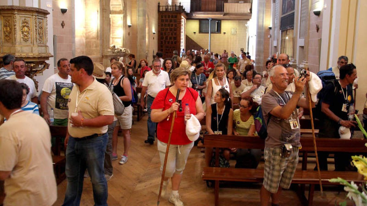 Algunos peregrinos, ayer, a su llegada a la localidad salmantina.