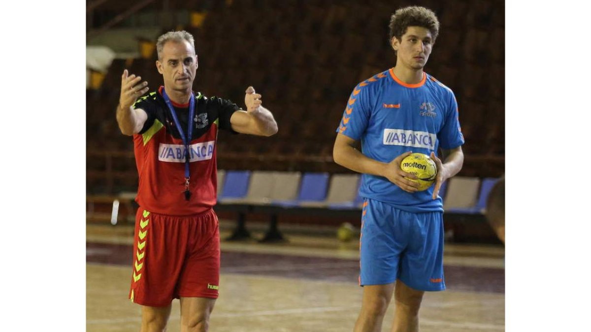 El entrenador del Ademar, Rafa Guijosa, recupera a todo su plantel con la vuelta de Acacio. MARCIANO