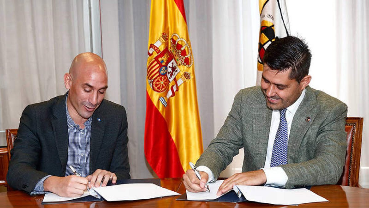 Luis Rubiales, a la izquierda, y David Aganzo durante el acto de la firma del histórico acuerdo. RFEF