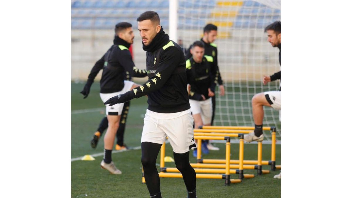 El delantero Dioni, durante un entrenamiento con la Cultural. FERNANDO OTERO