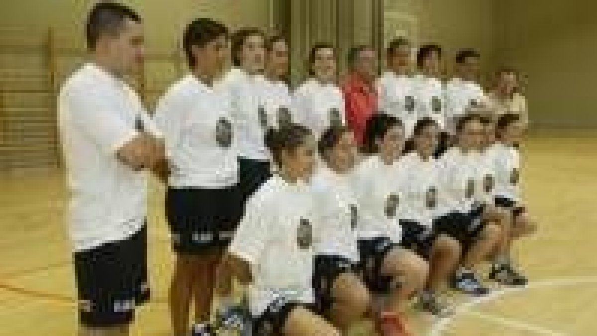 Plantilla del León BM en el acto de presentación oficial de este verano